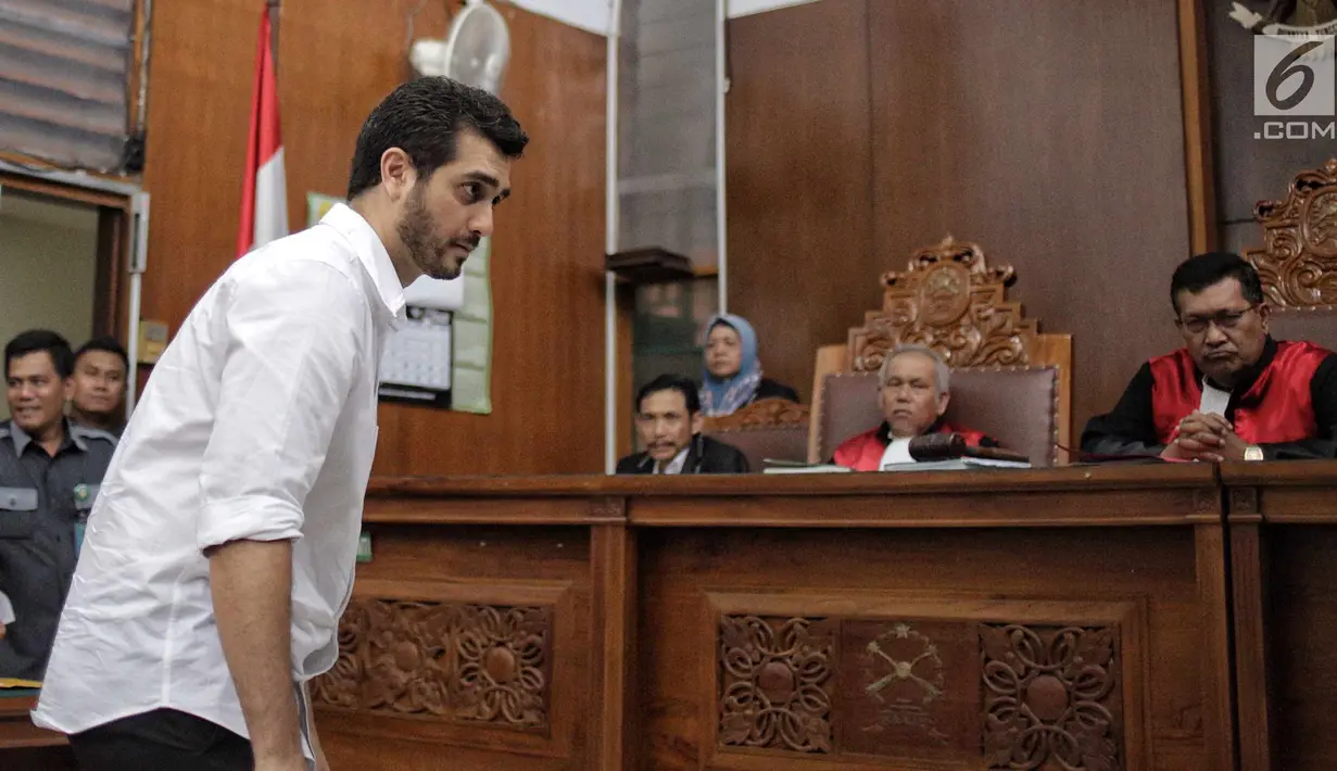 Aktor Fachri Albar bersiap menjalani sidang lanjutan di Pengadilan Negeri Jakarta Selatan, Selasa (5/6). Selain itu jaksa juga menyatakan untuk memusnahkan barang bukti yang ditemukan bersama penangkapan Fachri Albar. (Liputan6.com/Faizal Fanani)