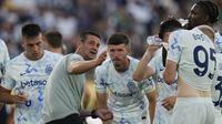 Pelatih Inter Milan, Cristian Chivu, memberikan instruksi kepada para pemainnya dalam pertandingan Grup E Piala Dunia Antarklub antara Monterrey dan Inter Milan di Pasadena, California, Selasa, 17 Juni 2025. (AP Photo/Gregory Bull)
