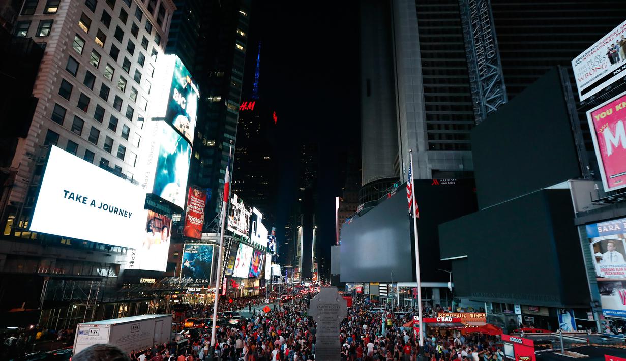 Layar Times Square berwarna hitam selama pemadaman listrik di New York, AS, Sabtu (13/7/2019). Pemadaman listrik membuat stasiun kereta bawah tanah mendadak gelap dan papan iklan Times Square tiba-tiba padam. (AP Photo/Michael Owens)