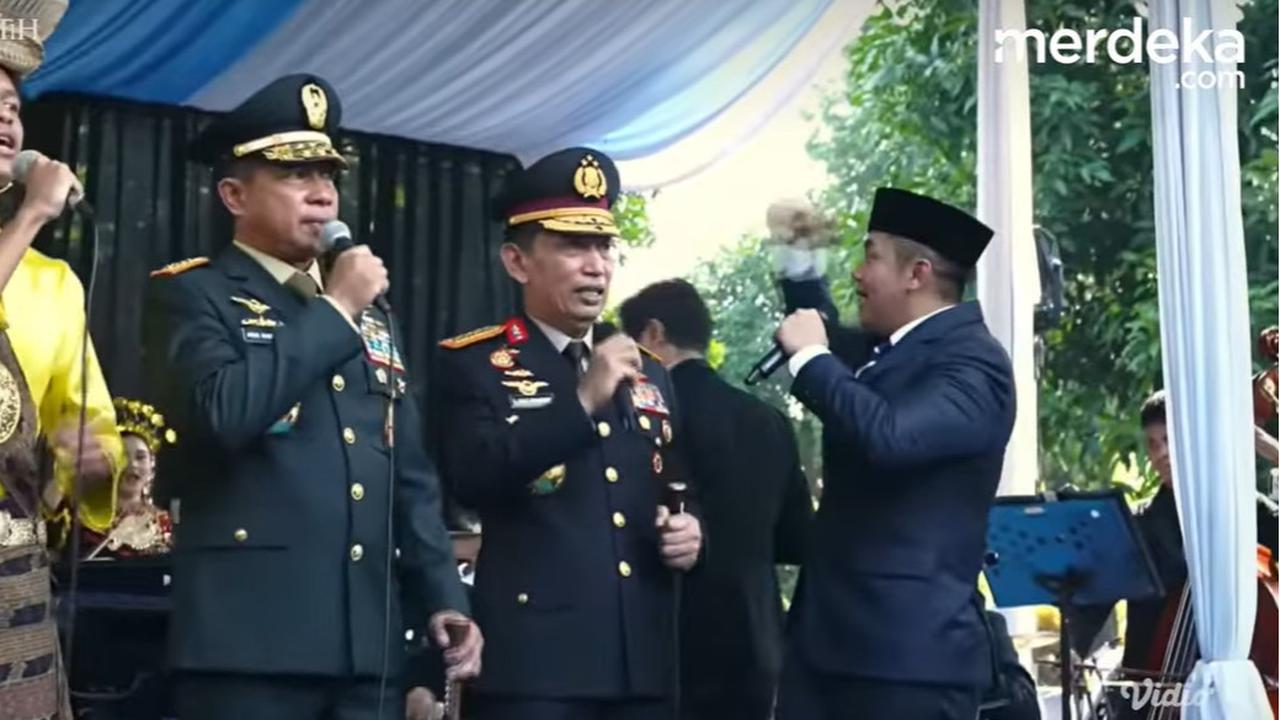 VIDEO: Teddy Semangat Nyanyi Bareng Kapolri Hingga Panglima Depan Prabowo
