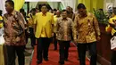 Wapres Jusuf Kalla atau JK ditemani Ketua Umum Partai Golkar Airlangga Hartarto saat menghadiri Rakernas Partai Golkar di Jakarta, Kamis (22/3). JK memberi pengarahan kepada seluruh kader Partai Golkar. (Liputan6.com/JohanTallo)