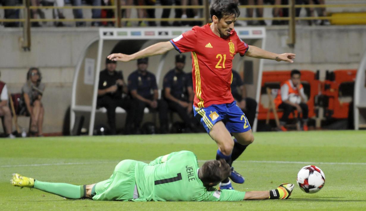 David Silva berusaha mengecoh kiper Liechtenstein, Peter Jehle, pada Kualifikasi Piala Dunia 2018 di Stadion Reyno de Leon, Leon (6/9/2016) dini hari WIB. Silva mencetak gol penutup saat Spanyol menang 8-0 atas Liechtenstein. (EPA/J. Casares)