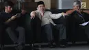 Pihak pengelola pesantren, HMN Lesmana (tengah) memenuhi panggilan penyidik KPK di Jakarta, Rabu (26/6/2019). Lesmana diperiksa sebagai saksi terkait kasus dugaan penyunatan anggaran dan gratifikasi yang menyeret  mantan Bupati Bogor Rachmat Yasin. (merdeka.com/Dwi Narwoko)