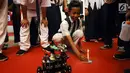 Pelajar mencoba robot buatan mahasiswa pada Festival Prestasi Indonesia di Hall Jakarta Convention Centre, Senin (21/8). 72 tokoh meraih penghargaan pada festival yang bertema Pancasila Inspirasi Maju, . (Liputan6.com/Helmi Fithriansyah)