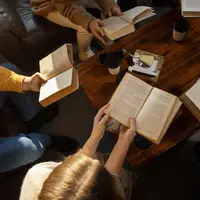 Ilustrasi perpustakaan, membaca buku bersama, cerpen. (Photo Copyright by Freepik)