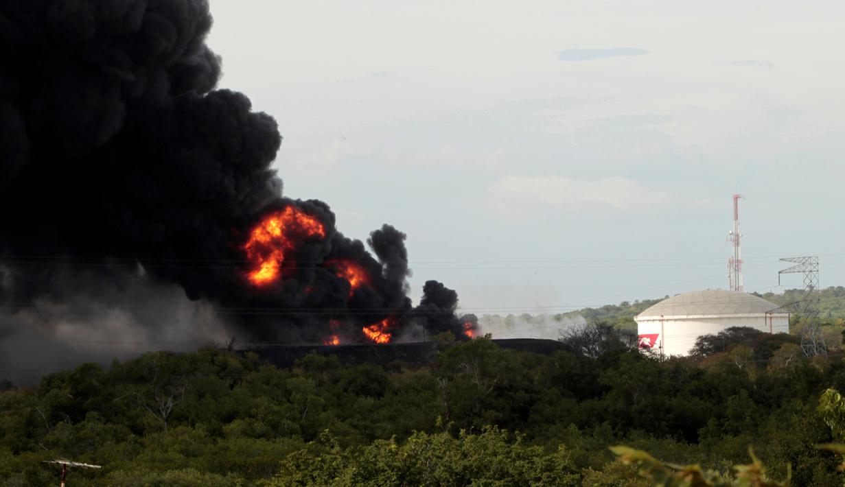 Kobaran api dan kepulan asap tebal membumbung tinggi di Puerto Sandino, Leon, Nikaragua, (18/8). Tidak ada laporan korban jiwa dalam insiden meledaknya tangki bahan bakar berkapasitas 144.000 barel tersebut. (REUTERS/ Oswaldo Rivas)