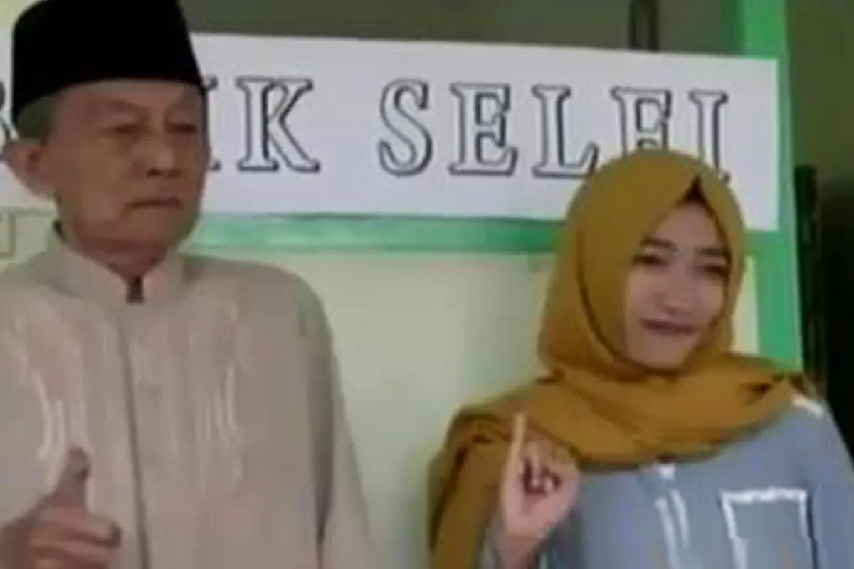VIDEO: Tarik Minat Pemilih, TPS Pilkada Ini Sediakan Bilik Selfie
