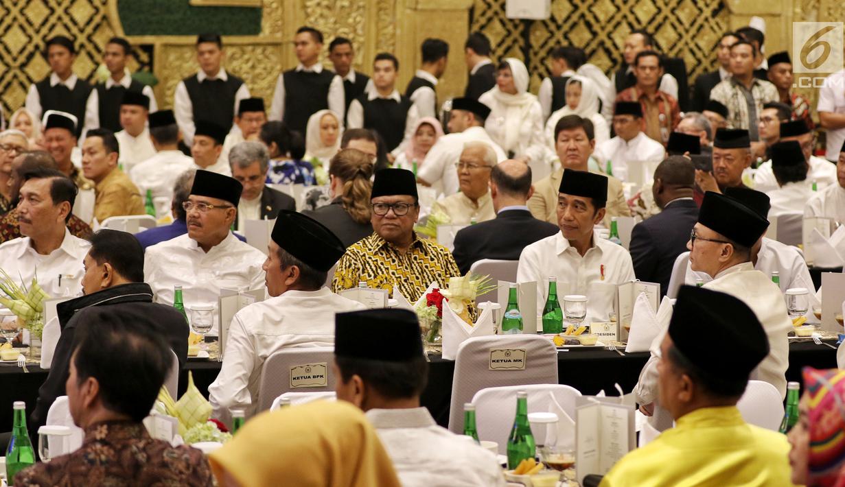 Presiden Joko Widodo bersama Ketua DPD Oesman Sapta Odang dan pimpinan DPD saat menghadiri acara buka puasa bersama di Jakarta, Rabu (14/5/2019). Acara buka puasa tersebut dihadiri sejumlah tokoh-tokoh dan petinggi partai politik. (Liputan6.com/Johan Tallo)
