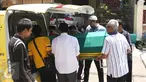 Kerabat mengeluarkan jenazah pesinetron Renita Sukardi dari mobil ambulan setibanya di rumah duka kawasan Pondok Kelapa, Jakarta, Senin (10/4). Renita meninggal dunia usai dirawat karena menderita kanker payudara stadium 3B. (Liputan6.com/Herman Zakharia)