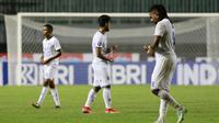 Pemain Arema FC tampak lesu usai ditaklukkan PSS Sleman 1-2 dalam laga pekan ke-3 BRI Liga 1 2021/2022 di Stadion Pakansari, Bogor, Minggu (19/9/2021). Arema FC kalah 1-2. (Bola.com/M Iqbal Ichsan)