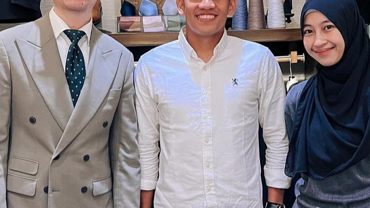 Sebelumnya, Adiba menemanin Egy melakukan fitting jas di desainer ternama Jonathan Wongso.