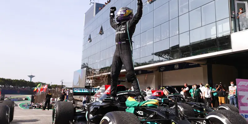FOTO: Lewis Hamilton Asapi Max Verstappen di F1 GP Brasil 2021