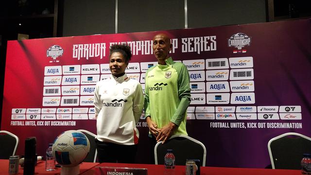 Pelatih Timnas Putri Indonesia, Satoru Mochizuki (Kanan)