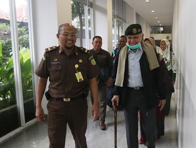 Kivlan Zen (kanan) jelang untuk memberikan kesaksian dalam sidang lanjutan kasus kepemilikan senjata api ilegal di Pengadilan Negeri Jakarta Pusat, Rabu (5/2/2020). Sidang untuk terdakwa Azwarni ditunda karena alasan kesehatan Kivlan Zen. (Liputan6.com/Herman Zakharia)