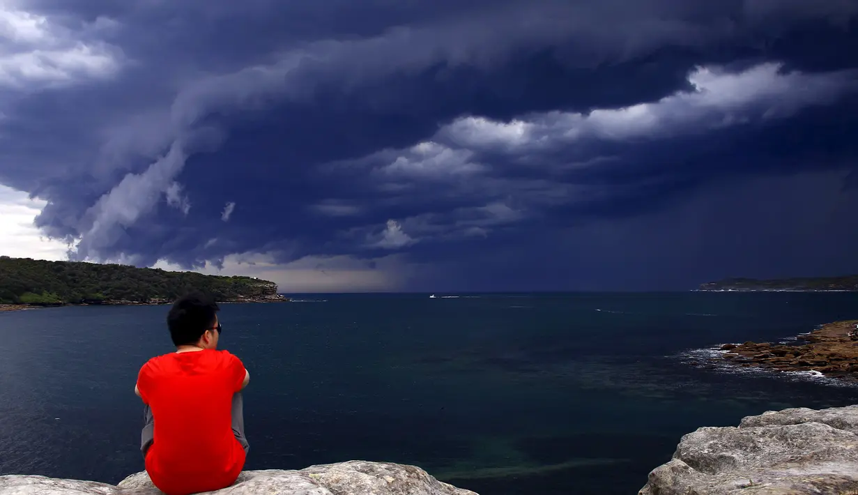 Pengunjung saat melihat awan yang gelap di Sydney, Australia, Jumat (6/11/2015). Menurut Badan Meteorologi Australia akan ada badai besar diserta hujan lebat yang akan mengguncang Australia. (REUTERS/David Gray) 