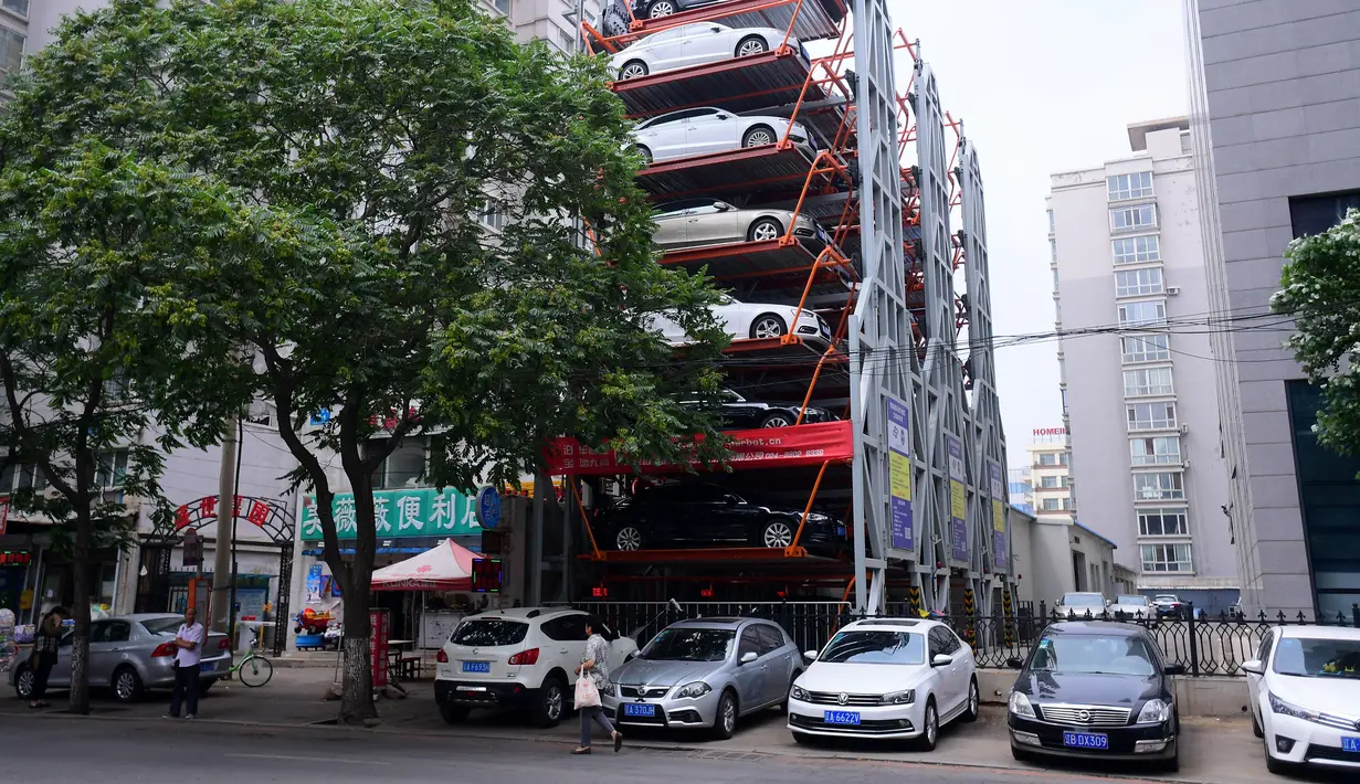 Foto yang diambil pada tanggal 19 Juni 2017 menunjukkan struktur dari parkir bertingkat tiga dimensi yang terletak di antara bangunan tempat tinggal di Shenyang, di provinsi Liaoning di China. (AFP Photo/Str/China Out)