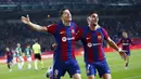 Pemain Barcelona, Robert Lewandowski, melakukan selebrasi setelah mencetak gol ke gawang Alaves pada laga pekan ke-13 La Liga 2023/2024 di Estadi Olímpic Lluís Companys, Minggu (12/11/2023). Kemenangan ini membuat Barcelona mengemas 30 angka dari 13 laga dan berada di peringkat ketiga klasemen sementara. (AP Photo/Joan Monfort)