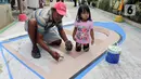 Warga membuat lukisan tiga dimensi (3D) di Jalan Perumahan Bojong Depok Baru 1, RT 03/RW 19 Bojonggede, Bogor, Jawa Barat, Selasa (3/8/2020). Dalam rangka menyambut HUT ke-75 RI, warga berbenah memperindah lingkungan dengan melukis 3D pada jalan. (merdeka.com/Arie Basuki)