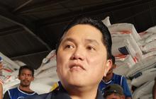 Momen Erick Thohir Ajak Nobar Bola Kuli Panggul saat Sidak Beras di Pasar Induk Cipinang