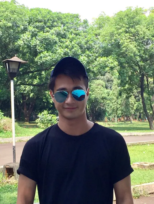 "Eza bukan siapa-siapa saya lagi, saya bukan mamanya dan saya tidak lagi menganggap dia anak saya sampai mati pun," ujar Ruch saat dihubungi, Minggu (22/7). (instagram/ezagio)