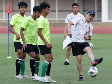 Dokumentasi foto menunjukkan saat pelatih Shin Tae-yong memberikan arahan pada pemain timnas Indonesia U-19 sebelum mengarungi laga mengarungi Piala AFF U-19 2022 di Stadion Madya Gelora Bung Karno, Jakarta, Selasa (21/6/2022). (Liputan6.com/Helmi Fithriansyah)