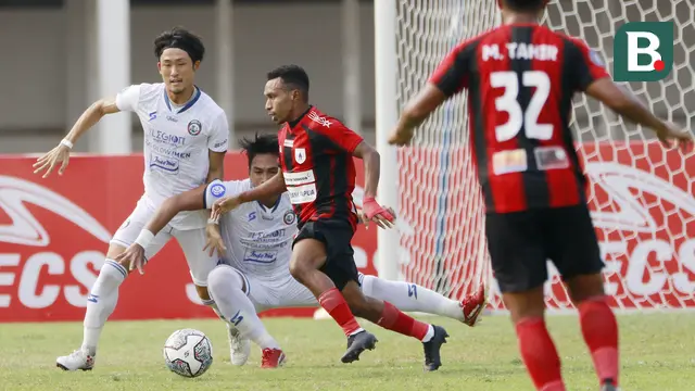 Foto: Melihat Lincahnya Pergerakan Todd Rivaldo Ferre yang Membuat Pemain Arema FC Kewalahan