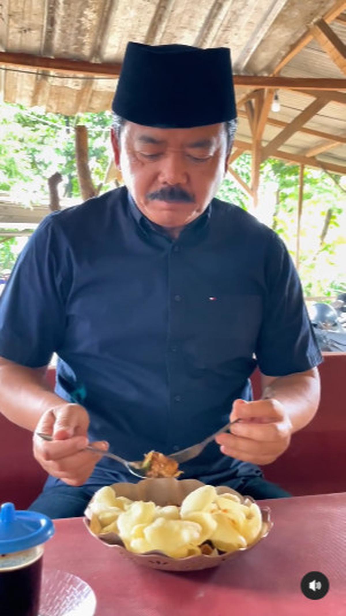 Momen Eks Panglima TNI Jajan di Warung Kampung
