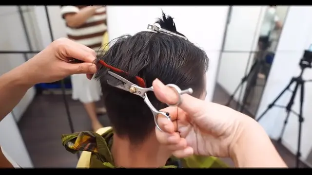 7 Momen Ussy Sulistiawaty Cukur Rambut Andhika Pratama Ini Hasilnya Keren