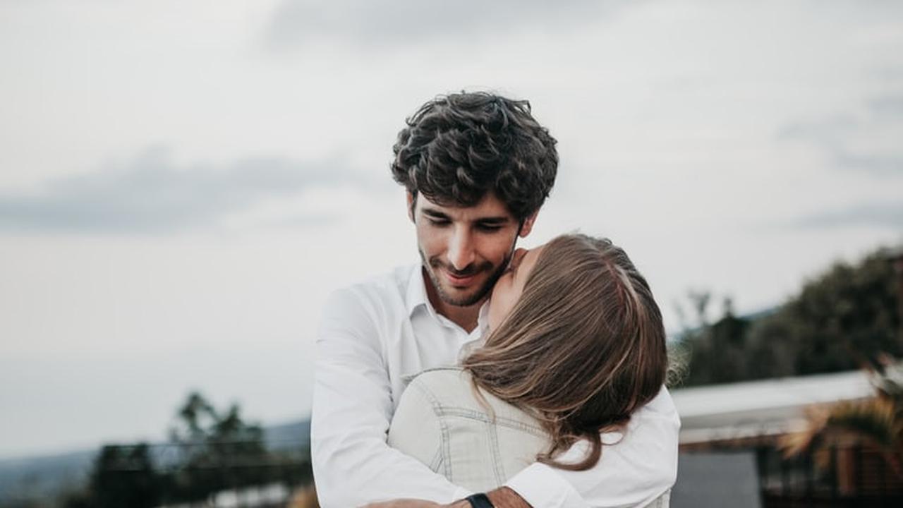 Genggam Tangannya dan Berikan Pelukan Hangat