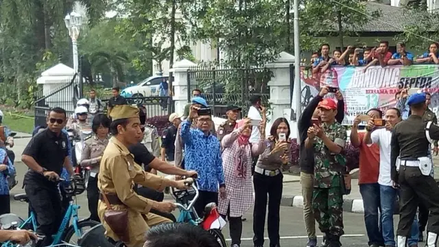 Peringati Hari Pahlawan, Begini Kerennya 7 Aksi Jokowi 'Ngontel' Keliling Bandung