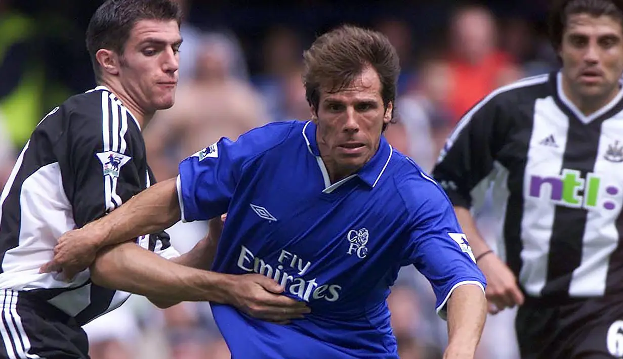 Zola direkrut Chelsea dari Parma pada November 1996 dengan transfer senilai 4,5 juta Euro. Meskipun datang dengan kondisi layaknya terbuang dari Italia, Zola mampu menunjukkan kapabilitasnya di hadapan publik Stamford Bridge. (AFP/Hugo Philpott)