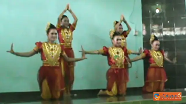 Peserta Seni Tari Terjatuh Saat Digelar FLS2N di Makassar