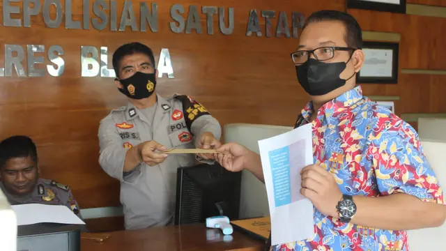 Agus Jumantoro saat melaporkan oknum anggota LSM di Blora yang mengunggah ujaran kebencian terhadap media ke Polres Blora. (Liputan6.com/Ahmad Adirin)