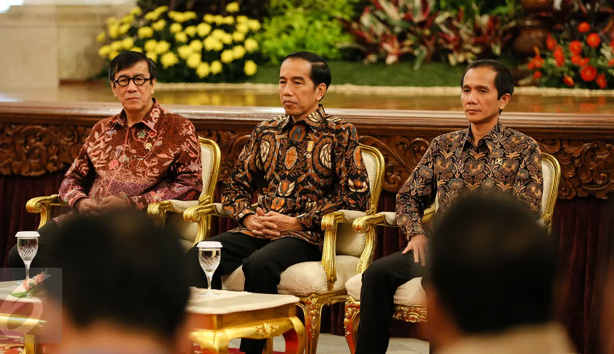 Presiden Joko Widodo (tengah) hadir dalam acara peringatan Hari Hak Asasi Manusia (HAM) di Istana Negara, Jakarta, Jumat (11/12). Dalam kesempatan itu, hadir pegiat HAM, pemerintah daerah, serta sejumlah jajaran kabinet kerja (Liputan6.com/Faizal Fanani)
