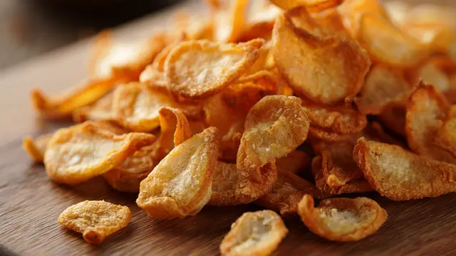 Keripik bawang putih utuh (Foto: Reve Art AI)