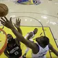 Aksi James Harden di blok oleh Kevin Durant di laga semifinal Wilayah Barat NBA (AP)