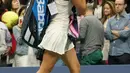 Garbine Mugurusa dari Spanyol meninggalkan lapangan setelah dikalahkan petenis Ceko Petra Kvitova pada Turnamen Tenis Terbuka AS 2017 di New York (3/9). Garbine Mugurusa kalah 7-6 (7/3), 6-3. (AFP Photo/Don Emmert)