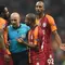 Sejumlah pemain Galatasaray memprotes keputusan Wasit Szymon Marciniak pada laga fase grup Liga Champions 2019/2018 antara Galatasaray melawan Paris Saint-Germain di Ali Sami Yen Spor Kompleksi, Istanbul, 1 Oktober 2018. (AFP/Bulent Kilic)