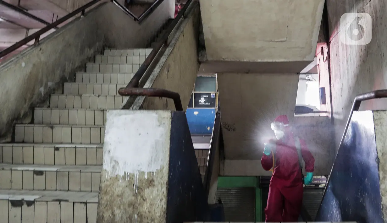 Petugas menyemprotkan Cairan Disinfektan di Pasar Palmerah, Jakarta, Kamis (25/6/2020). Penyemprotan dilakukan guna mencegah dan memutuskan mata rantai penyebaran Covid-19 di Area pasar Palmerah. (Liputan6.com/Johan Tallo)