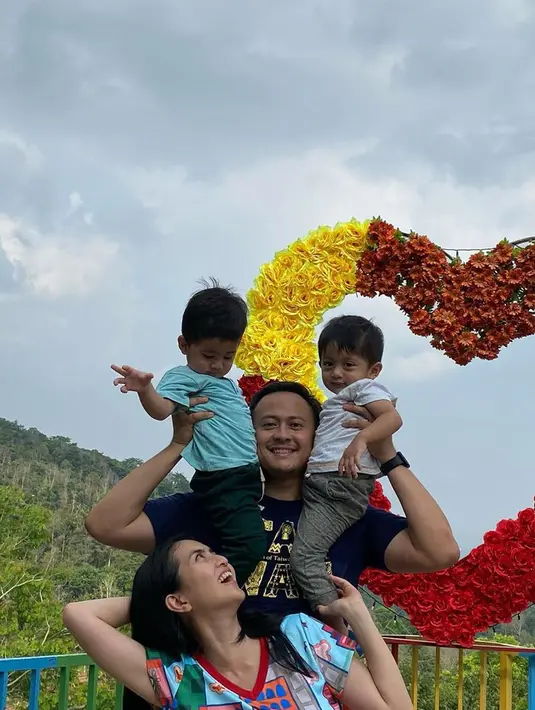 Kadek Devi dan Suami (Instagram/dewayoga_07)