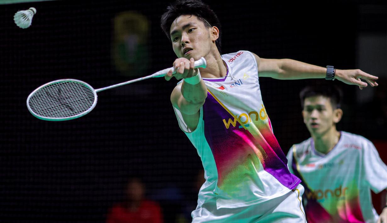 Sejak gim pertama, Raymond Indra/Nikolaus Joaquin tampil agresif dengan mengandalkan permainan menyerang. Tampak dalam foto, pasangan ganda putra Indonesia Raymond Indra/Nikolaus Joaquin saat bertanding melawan wakil Prancis, Eloi Adam/Leo Rossi di Istora Gelora Bung Karno (GBK), Senayan, Jakarta, Selasa (20/1/2026). (Bola.com/Bagaskara Lazuardi)