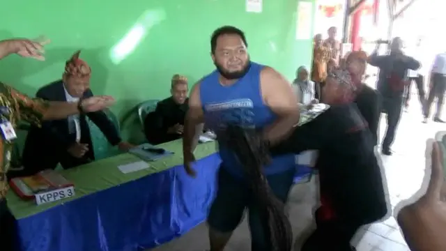 VIDEO: Seorang Pria Ngamuk di TPS, Ada Apa?
