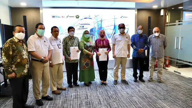 Penyerahan dokumen penugasan untuk BBM dilakukan oleh Ketua BPH Migas Erika Retnowati kepada Direktur Utama PT Pertamina (Persero) Nicke Widyawati. (Dok Pertamina)