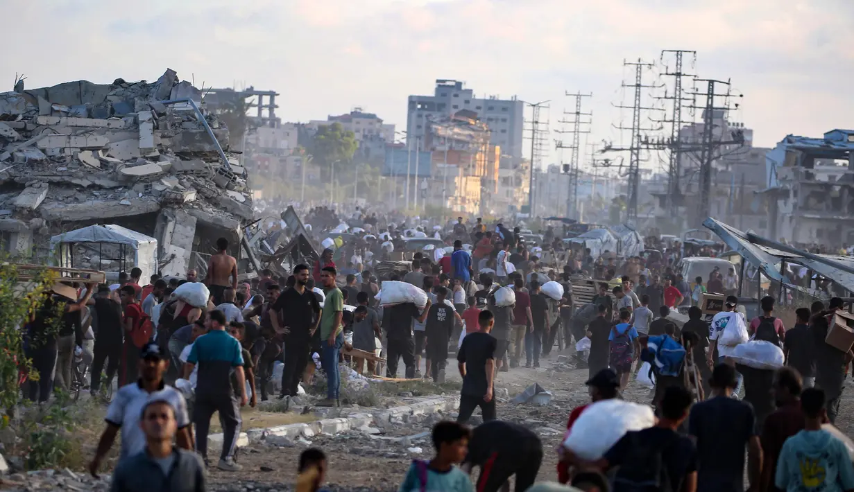 Secara keseluruhan, sejak perang Israel-Hamas memanas pada 7 Oktober 2023, Kementerian Kesehatan Gaza menyebutkan, jumlah korban tewas di Gaza telah mencapai 56.077 orang. Banyak di antara korban ini anak-anak dan perempuan. (Eyad BABA/AFP)