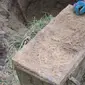 Seorang pria yang sedang menggali tangki septik menemukan peti berisi barang peninggalan Nazi Jerman. Apa isinya?