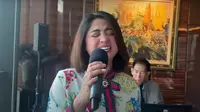 Dewi Perssik menyanyikan lagu Menghitung Hari milik Krisdayanti di tengah isu perceraiannya dengan Angga Wijaya. (Tangkap Layar YouTube DEWI PERSSIK)