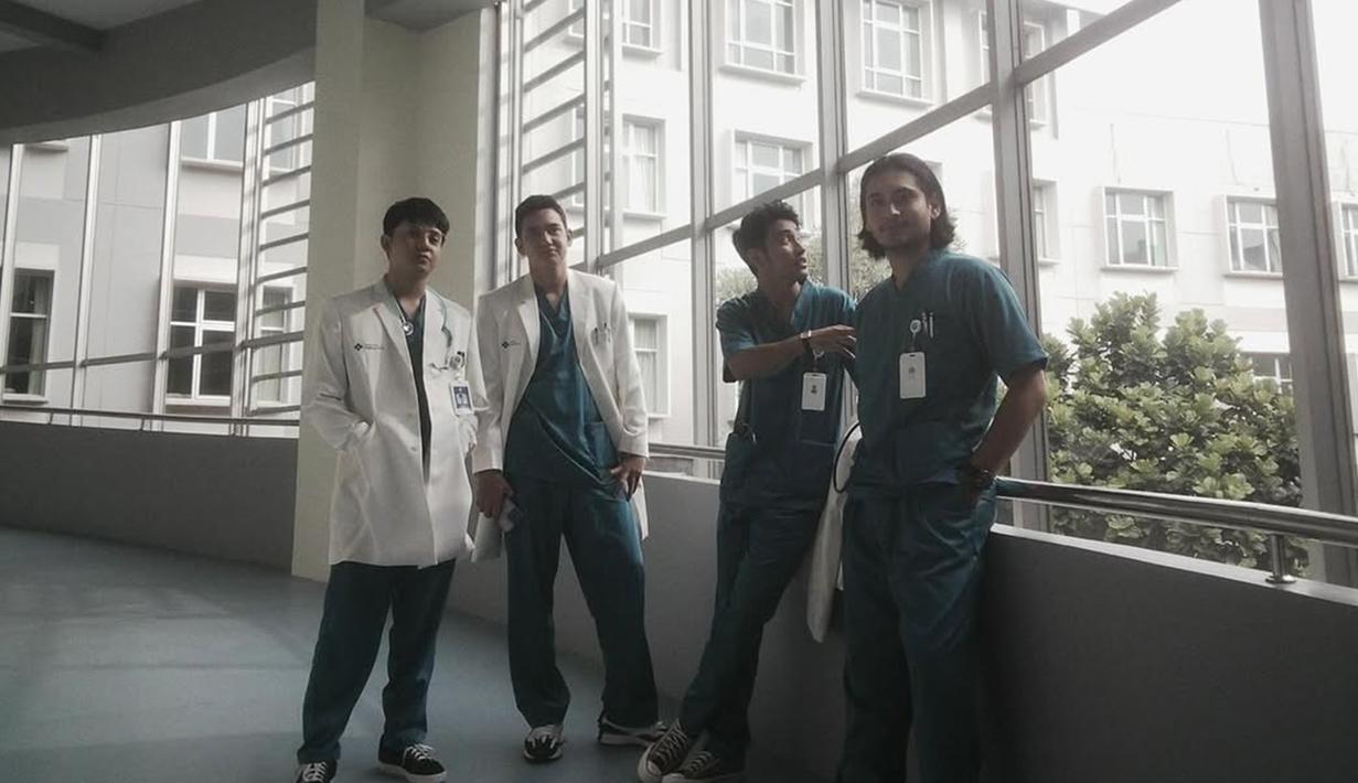 Tak hanya film, Abidzar Al Ghifari debut bermain serial web pada 2019. Series Lady Giga adalah series pertama Abidzar. Pada tahun 2024, aktor kelahiran 13 April 2001 ini bintangi serial web Sekotengs bersama Giorgini Abraham, Adipati dan Arbani Yasiz. Web series tersebut mendapatkan apresiasi dari netizen karena dinilai sukses dan setia pada versi webtoon-nya. (Liputan6.com/IG/@abidzar73)