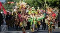 Belasan penari tradisional mengiringi arak-arakan kereta kuda yang membawa Selvi Ananda dan kedua orangtuanya menuju lokasi akad nikah, di Gedung Graha Saba Buana, Solo, Jawa Tengah, Kamis (11/6/2015). (Liputan6.com/Faizal Fanani)  