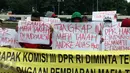 Massa aksi dari Aliansi Peduli Penegakan Hukum (AMPUH) melakukan demonstrasi dengan membawa spanduk dan tulisan di depan Gedung DPR, Senayan, Jakarta, Kamis (14/1). Massa menuntut proses hukum penyelesaian kasus Nenek Ernawati. (Liputan6.com/JohanTallo)