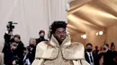 Penampilan Lil Nas X menghadiri The 2021 Met Gala Celebrating In America: A Lexicon Of Fashion di Metropolitan Museum of Art, New York City, Senin (13/9/2021). Lil Nas X yang hadir di Met Gala 2021 dengan penuh totalitas tampil menggunakan 3 busana sekaligus. (Dimitrios Kambouris/Getty Images/AFP)